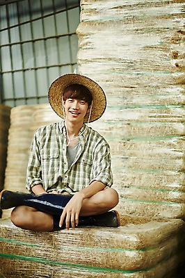 포토 JPG 주간 전신 남자 사진 한명 미소 앉기 20대 성인 야외 앞모습 아웃포커스 한국인 농촌 시골 건초더미 농부 귀농 헛간 외양간 남자한명만 성인남자한명만 청년농부 국내포토 양주시 자연요소 직업 1 뷰포인트 농업 모션 촬영기법 표정 사람 동양인 청년 건초 저장고 경기도 남자만 성인남자만 파일형식 더미