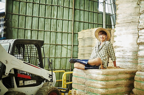 포토 JPG 주간 전신 남자 사진 한명 미소 앉기 20대 성인 야외 옆모습 아웃포커스 한국인 농촌 시골 건초더미 농부 귀농 지게차 헛간 외양간 남자한명만 성인남자한명만 청년농부 국내포토 양주시 자연요소 직업 1 뷰포인트 농업 모션 촬영기법 표정 사람 동양인 청년 중장비 건초 저장고 경기도 남자만 성인남자만 파일형식 더미