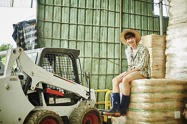 포토 JPG 주간 전신 남자 사진 한명 미소 앉기 20대 성인 야외 옆모습 아웃포커스 한국인 농촌 시골 건초더미 농부 귀농 지게차 헛간 외양간 남자한명만 성인남자한명만 청년농부 국내포토 양주시 자연요소 직업 1 뷰포인트 농업 모션 촬영기법 표정 사람 동양인 청년 중장비 건초 저장고 경기도 남자만 성인남자만 파일형식 더미