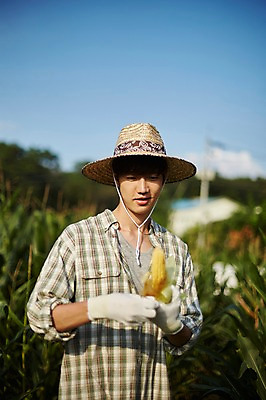 포토 JPG 주간 남자 농업 사진 옥수수 한명 서기 미소 들기 상반신 20대 성인 야외 앞모습 아웃포커스 농사 한국인 껍질 농촌 시골 농부 귀농 옥수수밭 남자한명만 성인남자한명만 청년농부 국내포토 양주시 자연요소 직업 1 산업 뷰포인트 밭 모션 곡류 촬영기법 표정 사람 동양인 청년 경기도 남자만 성인남자만 파일형식 한국 인종 성인만 아시아 나라