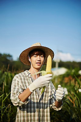 포토 JPG 주간 남자 농업 사진 옥수수 한명 서기 미소 들기 상반신 20대 성인 야외 앞모습 아웃포커스 농사 한국인 껍질 농촌 시골 농부 귀농 옥수수밭 남자한명만 성인남자한명만 청년농부 국내포토 양주시 자연요소 직업 1 산업 뷰포인트 밭 모션 곡류 촬영기법 표정 사람 동양인 청년 경기도 남자만 성인남자만 파일형식