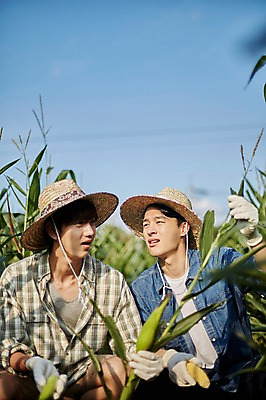 포토 JPG 주간 남자 농업 사진 옥수수 들기 앉기 상반신 20대 성인 야외 두명 앞모습 아웃포커스 친구 농사 한국인 농촌 시골 농부 고민 귀농 옥수수밭 성인남자만 청년농부 국내포토 양주시 자연요소 직업 감정 산업 뷰포인트 밭 관계 모션 곡류 촬영기법 사람 동양인 청년 경기도 남자만 성인만 파일형식