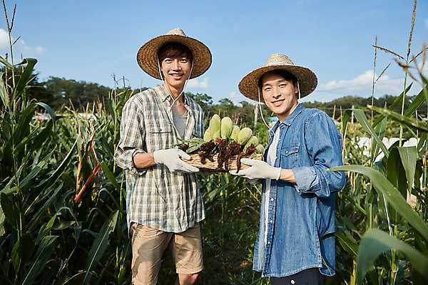 포토 JPG 주간 남자 농업 사진 옥수수 서기 미소 들기 상반신 20대 성인 야외 두명 앞모습 옆모습 아웃포커스 친구 농사 한국인 농촌 시골 농부 귀농 옥수수밭 성인남자만 청년농부 국내포토 양주시 자연요소 직업 산업 뷰포인트 밭 관계 모션 곡류 촬영기법 표정 사람 동양인 청년 경기도 남자만 성인만 파일형식 한국 인종 아시아 나라
