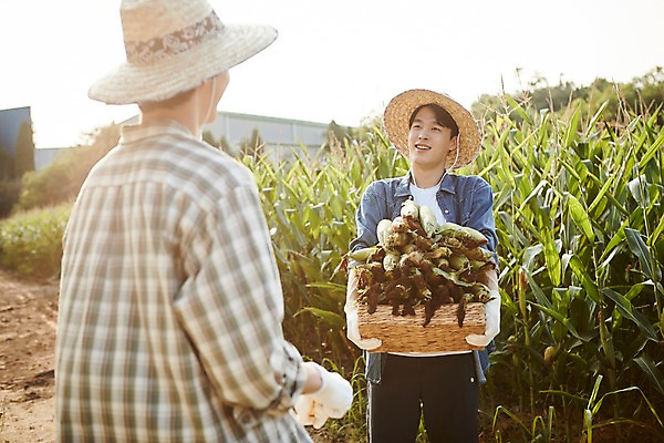 포토 JPG 주간 남자 농업 사진 옥수수 서기 들기 상반신 20대 성인 야외 두명 앞모습 뒷모습 아웃포커스 친구 농사 한국인 농촌 시골 농부 귀농 옥수수밭 성인남자만 청년농부 국내포토 양주시 자연요소 직업 산업 뷰포인트 밭 관계 모션 곡류 촬영기법 사람 동양인 청년 경기도 남자만 성인만 파일형식
