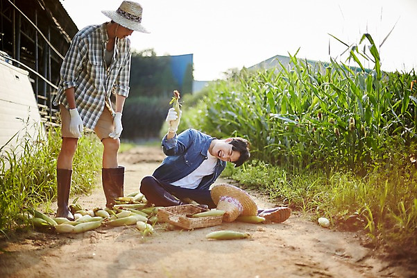 포토 JPG 주간 전신 남자 농업 사진 옥수수 서기 미소 앉기 20대 성인 야외 두명 앞모습 아웃포커스 친구 농사 한국인 농촌 시골 떨어짐 농부 귀농 실수 옥수수밭 넘어짐 성인남자만 청년농부 국내포토 양주시 자연요소 직업 산업 뷰포인트 컨셉 밭 관계 모션 곡류 촬영기법 표정 사람 동양인 청년 경기도 남자만 성인만 파일형식