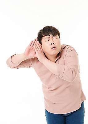 포토 JPG 스튜디오촬영 남자 포즈 사진 모션 실내 한명 서기 손짓 상반신 20대 성인 앞모습 눈감음 듣기 한국인 엿듣기 남자한명만 성인남자한명만 국내포토 1 뷰포인트 사람 동양인 청년 내부 남자만 성인남자만 파일형식