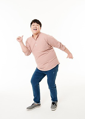 포토 JPG 스튜디오촬영 전신 남자 포즈 사진 모션 실내 한명 서기 웃음 손짓 20대 성인 앞모습 한국인 무도 춤 즐거움 남자한명만 성인남자한명만 국내포토 1 감정 스포츠 뷰포인트 문화예술 표정 사람 동양인 청년 내부 남자만 성인남자만 파일형식