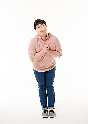 포토 JPG 스튜디오촬영 전신 남자 포즈 사진 모션 실내 허리숙이기 한명 서기 20대 성인 앞모습 한국인 요청 애교 남자한명만 성인남자한명만 국내포토 1 뷰포인트 숙이기 사람 동양인 청년 내부 남자만 성인남자만 파일형식 인종 성인만