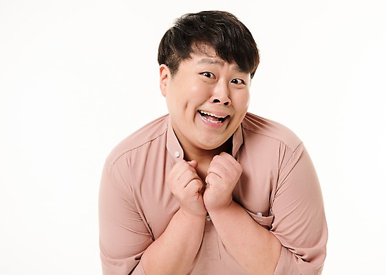 포토 JPG 스튜디오촬영 남자 포즈 사진 모션 실내 한명 웃음 상반신 20대 성인 앞모습 한국인 요청 남자한명만 성인남자한명만 국내포토 1 뷰포인트 표정 사람 동양인 청년 내부 남자만 성인남자만 파일형식