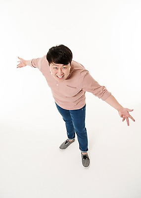 포토 JPG 스튜디오촬영 전신 남자 포즈 사진 모션 팔벌리기 실내 한명 서기 웃음 손짓 20대 성인 하이앵글 한국인 올려보기 손뻗기 남자한명만 성인남자한명만 국내포토 1 뷰포인트 표정 사람 동양인 청년 내부 남자만 성인남자만 파일형식 인종 성인만