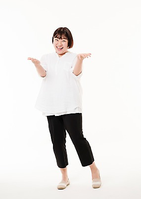 포토 JPG 스튜디오촬영 전신 우먼라이프 여자 사진 모션 실내 한명 서기 웃음 20대 성인 앞모습 한국인 여자한명만 성인여자한명만 국내포토 1 라이프스타일 뷰포인트 표정 사람 동양인 청년 내부 여자만 성인여자만 파일형식 인종 생활 성인만