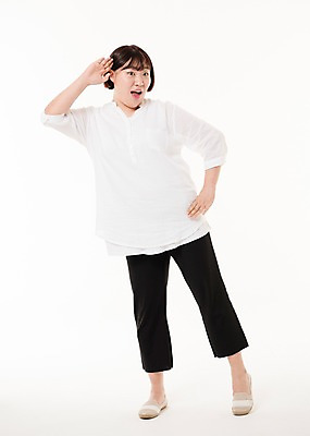 포토 JPG 스튜디오촬영 전신 우먼라이프 여자 허리손 사진 모션 실내 한명 서기 20대 성인 앞모습 듣기 한국인 여자한명만 성인여자한명만 국내포토 1 라이프스타일 뷰포인트 포즈 사람 동양인 청년 내부 여자만 성인여자만 파일형식