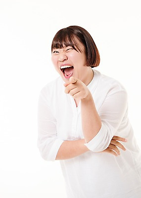 포토 JPG 스튜디오촬영 우먼라이프 여자 사진 모션 실내 윙크 한명 웃음 상반신 20대 성인 앞모습 한국인 가리킴 포인트 여자한명만 성인여자한명만 국내포토 1 라이프스타일 뷰포인트 표정 사람 동양인 손짓 청년 내부 금융 여자만 성인여자만 파일형식