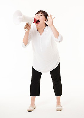 포토 JPG 스튜디오촬영 전신 우먼라이프 여자 사진 모션 실내 한명 서기 웃음 들기 20대 성인 앞모습 확성기 외침 한국인 여자한명만 성인여자한명만 국내포토 1 라이프스타일 뷰포인트 표정 사람 동양인 청년 내부 소리 여자만 성인여자만 파일형식