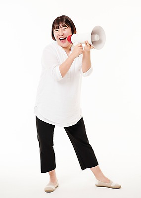 포토 JPG 스튜디오촬영 전신 우먼라이프 여자 사진 모션 실내 한명 서기 웃음 들기 20대 성인 앞모습 확성기 외침 한국인 여자한명만 성인여자한명만 국내포토 1 라이프스타일 뷰포인트 표정 사람 동양인 청년 내부 소리 여자만 성인여자만 파일형식