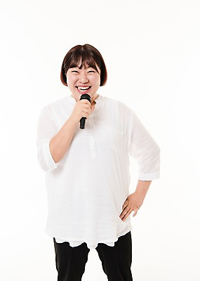 포토 JPG 스튜디오촬영 우먼라이프 여자 음악 허리손 사진 노래 모션 실내 한명 웃음 들기 상반신 20대 성인 앞모습 한국인 마이크 유선마이크 여자한명만 성인여자한명만 국내포토 1 라이프스타일 뷰포인트 음향기기 포즈 문화예술 표정 사람 동양인 청년 내부 여자만 성인여자만 파일형식