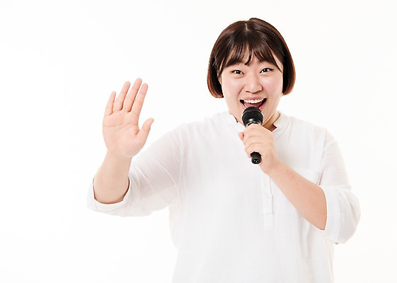 포토 JPG 스튜디오촬영 우먼라이프 여자 음악 사진 노래 모션 실내 한명 웃음 들기 상반신 20대 성인 앞모습 한국인 마이크 유선마이크 여자한명만 성인여자한명만 국내포토 1 라이프스타일 뷰포인트 음향기기 문화예술 표정 사람 동양인 청년 내부 여자만 성인여자만 파일형식