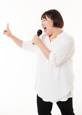 포토 JPG 스튜디오촬영 우먼라이프 여자 음악 사진 노래 모션 실내 한명 웃음 들기 손짓 상반신 20대 성인 옆모습 한국인 마이크 유선마이크 여자한명만 성인여자한명만 국내포토 1 라이프스타일 뷰포인트 음향기기 문화예술 표정 사람 동양인 청년 내부 여자만 성인여자만 파일형식