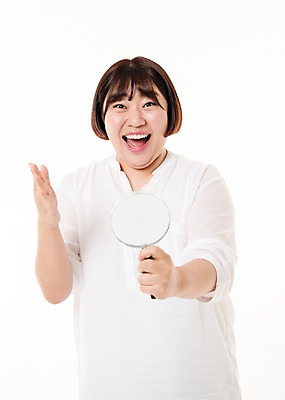 포토 JPG 스튜디오촬영 우먼라이프 여자 사진 모션 돋보기 실내 한명 웃음 들기 상반신 20대 성인 앞모습 한국인 관찰 여자한명만 성인여자한명만 국내포토 1 라이프스타일 뷰포인트 표정 사람 동양인 청년 내부 여자만 성인여자만 파일형식