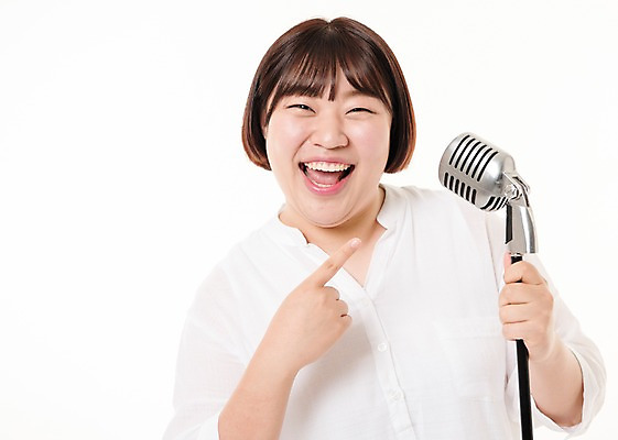 포토 JPG 스튜디오촬영 우먼라이프 여자 음악 사진 노래 실내 한명 웃음 상반신 20대 성인 앞모습 한국인 가리킴 스탠드마이크 포인트 여자한명만 성인여자한명만 국내포토 1 라이프스타일 뷰포인트 문화예술 표정 사람 동양인 손짓 청년 내부 금융 마이크 여자만 성인여자만 파일형식