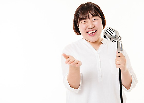 포토 JPG 스튜디오촬영 우먼라이프 여자 음악 사진 노래 실내 한명 웃음 상반신 20대 성인 앞모습 한국인 스탠드마이크 여자한명만 성인여자한명만 국내포토 1 라이프스타일 뷰포인트 문화예술 표정 사람 동양인 청년 내부 마이크 여자만 성인여자만 파일형식