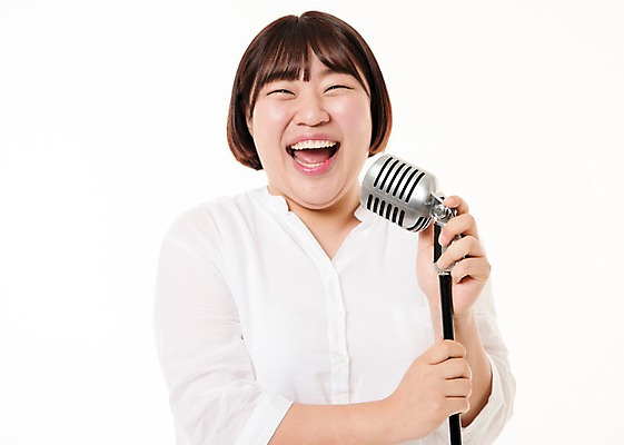 포토 JPG 스튜디오촬영 우먼라이프 여자 음악 사진 노래 실내 한명 웃음 상반신 20대 성인 앞모습 한국인 스탠드마이크 여자한명만 성인여자한명만 국내포토 1 라이프스타일 뷰포인트 문화예술 표정 사람 동양인 청년 내부 마이크 여자만 성인여자만 파일형식