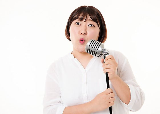 포토 JPG 스튜디오촬영 우먼라이프 여자 음악 사진 노래 실내 한명 상반신 20대 성인 앞모습 한국인 스탠드마이크 여자한명만 성인여자한명만 국내포토 1 라이프스타일 뷰포인트 문화예술 사람 동양인 청년 내부 마이크 여자만 성인여자만 파일형식