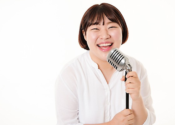 포토 JPG 스튜디오촬영 우먼라이프 여자 음악 사진 노래 실내 한명 웃음 상반신 20대 성인 앞모습 한국인 스탠드마이크 여자한명만 성인여자한명만 국내포토 1 라이프스타일 뷰포인트 문화예술 표정 사람 동양인 청년 내부 마이크 여자만 성인여자만 파일형식