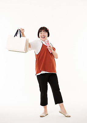 포토 JPG 스튜디오촬영 전신 우먼라이프 여자 음악 사진 노래 실내 한명 서기 웃음 들기 20대 성인 앞모습 쇼핑 장난감 쇼핑백 놀이용품 한국인 마이크 완구용품 유선마이크 여자한명만 성인여자한명만 국내포토 1 라이프스타일 뷰포인트 음향기기 가방 모션 문화예술 문구용품 표정 사람 동양인 청년 내부 오브젝트 여자만 성인여자만 파일형식