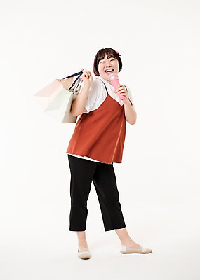 포토 JPG 스튜디오촬영 전신 우먼라이프 여자 음악 사진 노래 실내 한명 서기 웃음 들기 20대 성인 앞모습 쇼핑 장난감 쇼핑백 놀이용품 한국인 마이크 완구용품 유선마이크 여자한명만 성인여자한명만 국내포토 1 라이프스타일 뷰포인트 음향기기 가방 모션 문화예술 문구용품 표정 사람 동양인 청년 내부 오브젝트 여자만 성인여자만 파일형식