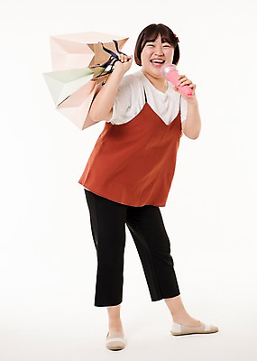 포토 JPG 스튜디오촬영 전신 우먼라이프 여자 음악 사진 노래 실내 한명 서기 웃음 들기 20대 성인 앞모습 쇼핑 장난감 쇼핑백 놀이용품 한국인 마이크 완구용품 유선마이크 여자한명만 성인여자한명만 국내포토 1 라이프스타일 뷰포인트 음향기기 가방 모션 문화예술 문구용품 표정 사람 동양인 청년 내부 오브젝트 여자만 성인여자만 파일형식