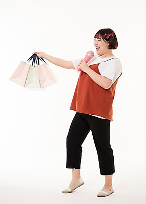 포토 JPG 스튜디오촬영 전신 우먼라이프 여자 음악 사진 노래 실내 한명 서기 웃음 들기 20대 성인 옆모습 쇼핑 장난감 쇼핑백 놀이용품 한국인 마이크 완구용품 유선마이크 여자한명만 성인여자한명만 국내포토 1 라이프스타일 뷰포인트 음향기기 가방 모션 문화예술 문구용품 표정 사람 동양인 청년 내부 오브젝트 여자만 성인여자만 파일형식