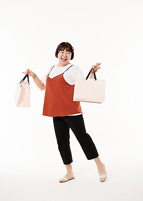 포토 JPG 스튜디오촬영 전신 우먼라이프 여자 사진 실내 한명 서기 웃음 들기 20대 성인 앞모습 쇼핑 쇼핑백 한국인 여자한명만 성인여자한명만 국내포토 1 라이프스타일 뷰포인트 가방 모션 표정 사람 동양인 청년 내부 여자만 성인여자만 파일형식