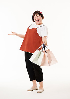 포토 JPG 스튜디오촬영 전신 우먼라이프 여자 사진 실내 한명 서기 웃음 들기 20대 성인 앞모습 쇼핑 쇼핑백 한국인 여자한명만 성인여자한명만 국내포토 1 라이프스타일 뷰포인트 가방 모션 표정 사람 동양인 청년 내부 여자만 성인여자만 파일형식