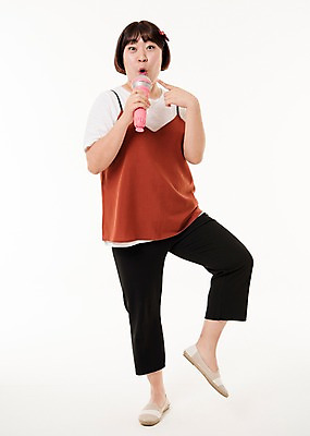 포토 JPG 스튜디오촬영 전신 우먼라이프 여자 음악 사진 노래 실내 한명 서기 들기 20대 성인 앞모습 장난감 놀이용품 한국인 마이크 완구용품 유선마이크 여자한명만 성인여자한명만 국내포토 1 라이프스타일 뷰포인트 음향기기 모션 문화예술 문구용품 사람 동양인 청년 내부 오브젝트 여자만 성인여자만 파일형식