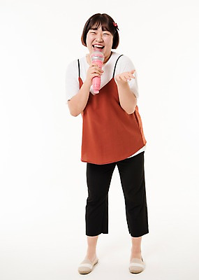 포토 JPG 스튜디오촬영 전신 우먼라이프 여자 음악 사진 노래 실내 한명 서기 웃음 들기 20대 성인 앞모습 장난감 놀이용품 한국인 마이크 완구용품 유선마이크 여자한명만 성인여자한명만 국내포토 1 라이프스타일 뷰포인트 음향기기 모션 문화예술 문구용품 표정 사람 동양인 청년 내부 오브젝트 여자만 성인여자만 파일형식