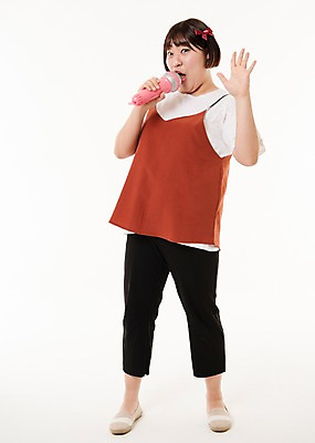 포토 JPG 스튜디오촬영 전신 우먼라이프 여자 음악 사진 노래 실내 한명 서기 들기 20대 성인 앞모습 장난감 놀이용품 한국인 마이크 완구용품 유선마이크 여자한명만 성인여자한명만 국내포토 1 라이프스타일 뷰포인트 음향기기 모션 문화예술 문구용품 사람 동양인 청년 내부 오브젝트 여자만 성인여자만 파일형식