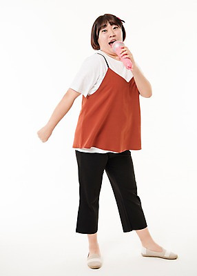 포토 JPG 스튜디오촬영 전신 우먼라이프 여자 음악 사진 노래 실내 한명 서기 들기 20대 성인 앞모습 장난감 놀이용품 한국인 마이크 완구용품 유선마이크 여자한명만 성인여자한명만 국내포토 1 라이프스타일 뷰포인트 음향기기 모션 문화예술 문구용품 사람 동양인 청년 내부 오브젝트 여자만 성인여자만 파일형식