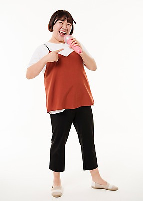 포토 JPG 스튜디오촬영 전신 우먼라이프 여자 음악 사진 노래 실내 한명 서기 웃음 들기 20대 성인 앞모습 장난감 놀이용품 한국인 가리킴 마이크 포인트 완구용품 유선마이크 여자한명만 성인여자한명만 국내포토 1 라이프스타일 뷰포인트 음향기기 모션 문화예술 문구용품 표정 사람 동양인 손짓 청년 내부 금융 오브젝트 여자만 성인여자만 파일형식