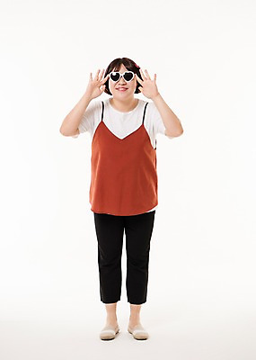 포토 JPG 스튜디오촬영 전신 우먼라이프 여자 사진 실내 한명 서기 웃음 20대 성인 앞모습 선글라스 한국인 하트 여자한명만 성인여자한명만 국내포토 모양 1 라이프스타일 안경 뷰포인트 모션 표정 사람 동양인 청년 내부 여자만 성인여자만 파일형식