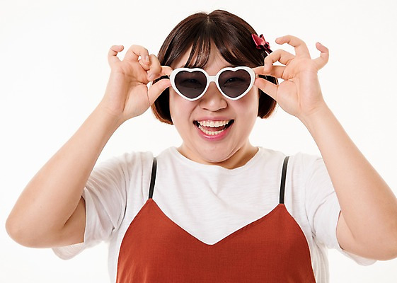 포토 JPG 스튜디오촬영 우먼라이프 여자 사진 실내 한명 웃음 상반신 20대 성인 앞모습 선글라스 한국인 하트 여자한명만 성인여자한명만 국내포토 모양 1 라이프스타일 안경 뷰포인트 표정 사람 동양인 청년 내부 여자만 성인여자만 파일형식