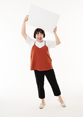 포토 JPG 스튜디오촬영 전신 우먼라이프 배너 여자 사진 사각프레임 프레임 실내 한명 서기 웃음 들기 20대 성인 앞모습 한국인 알림 머리위 여자한명만 성인여자한명만 국내포토 1 라이프스타일 뷰포인트 모션 표정 사람 동양인 청년 내부 사각형 여자만 성인여자만 파일형식