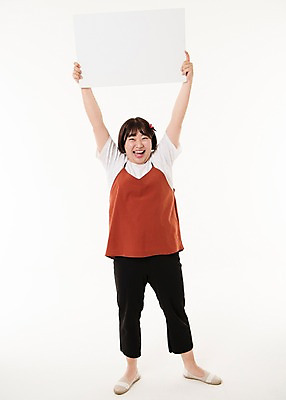 포토 JPG 스튜디오촬영 전신 우먼라이프 배너 여자 사진 사각프레임 프레임 실내 한명 서기 웃음 들기 20대 성인 앞모습 한국인 알림 머리위 여자한명만 성인여자한명만 국내포토 1 라이프스타일 뷰포인트 모션 표정 사람 동양인 청년 내부 사각형 여자만 성인여자만 파일형식