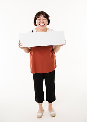 포토 JPG 스튜디오촬영 전신 우먼라이프 배너 여자 사진 사각프레임 프레임 실내 한명 서기 웃음 들기 20대 성인 앞모습 한국인 알림 여자한명만 성인여자한명만 국내포토 1 라이프스타일 뷰포인트 모션 표정 사람 동양인 청년 내부 사각형 여자만 성인여자만 파일형식 도형 인종 생활 성인만