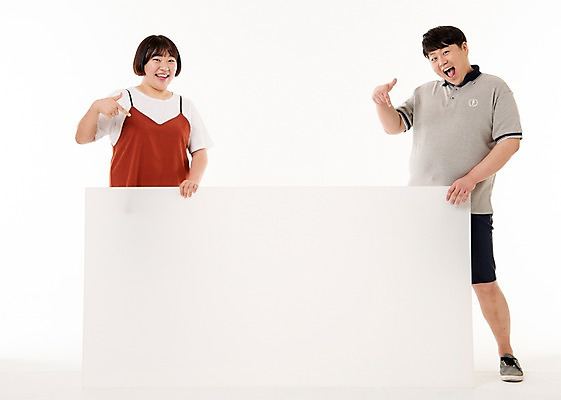 포토 JPG 스튜디오촬영 배너 여자 남자 포즈 사진 사각프레임 프레임 실내 서기 웃음 손짓 상반신 20대 성인 두명 앞모습 한국인 가리킴 알림 포인트 성인만 국내포토 뷰포인트 모션 표정 사람 동양인 청년 내부 금융 사각형 파일형식