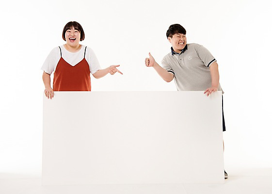 포토 JPG 스튜디오촬영 배너 여자 남자 포즈 사진 사각프레임 프레임 실내 웃음 손짓 상반신 20대 성인 두명 앞모습 한국인 가리킴 최고 알림 포인트 성인만 국내포토 뷰포인트 모션 표정 사람 동양인 청년 내부 금융 사각형 파일형식