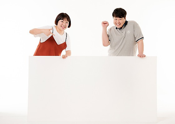 포토 JPG 스튜디오촬영 배너 여자 남자 포즈 사진 사각프레임 프레임 실내 웃음 손짓 상반신 20대 성인 두명 앞모습 한국인 가리킴 알림 포인트 성인만 국내포토 뷰포인트 모션 표정 사람 동양인 청년 내부 금융 사각형 파일형식