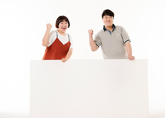 포토 JPG 스튜디오촬영 배너 여자 남자 포즈 사진 응원 사각프레임 프레임 실내 웃음 손짓 상반신 20대 성인 두명 앞모습 파이팅 한국인 알림 성인만 국내포토 뷰포인트 모션 표정 사람 동양인 청년 내부 사각형 파일형식