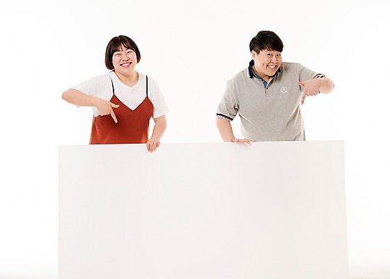 포토 JPG 스튜디오촬영 배너 여자 남자 포즈 사진 사각프레임 프레임 실내 웃음 손짓 상반신 20대 성인 두명 앞모습 한국인 가리킴 알림 포인트 성인만 국내포토 뷰포인트 모션 표정 사람 동양인 청년 내부 금융 사각형 파일형식