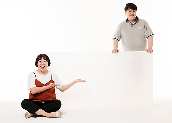 포토 JPG 스튜디오촬영 전신 배너 여자 남자 포즈 사진 안내 사각프레임 프레임 실내 서기 웃음 앉기 손짓 상반신 20대 성인 두명 앞모습 한국인 알림 성인만 국내포토 뷰포인트 모션 표정 사람 동양인 청년 내부 사각형 파일형식